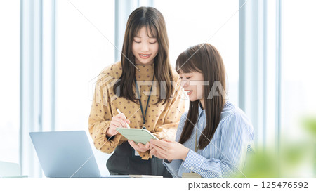 兩個女商人開會 兩個女商人開會 125476592