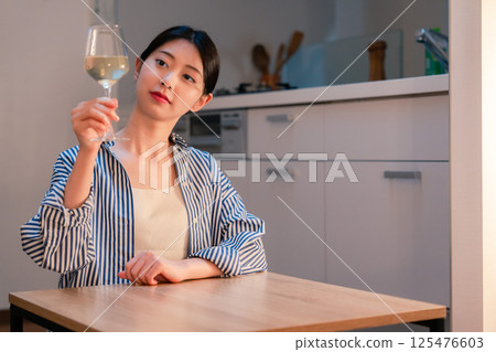 一位獨居女子在家享用葡萄酒 125476603