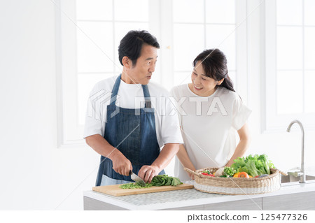 丈夫做飯，妻子觀看 125477326