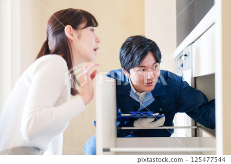 一名婦女請求修理工修理她的房子 125477544