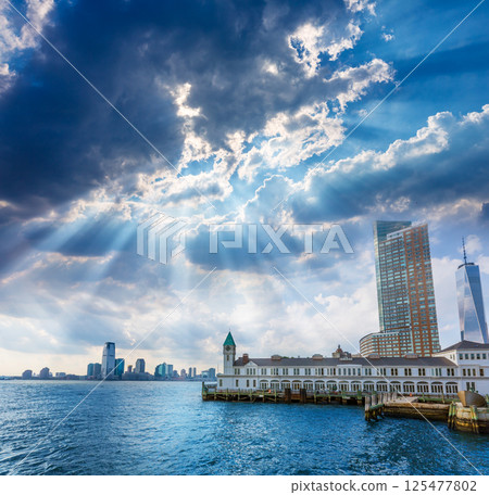 Pier A in Battery Park Manhattan skyline New York 125477802