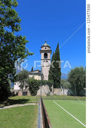 Corner of grass tennis court 125477898