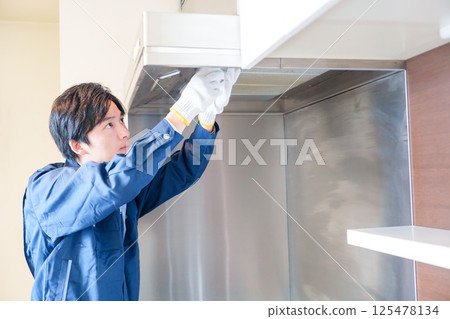 男工人清潔抽油煙機 125478134