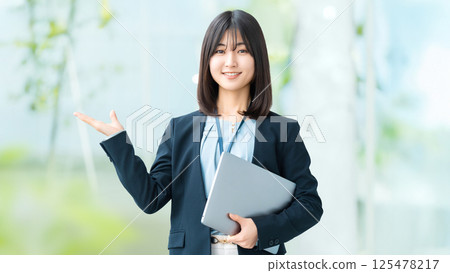 用手引導的女性/女商人 125478217