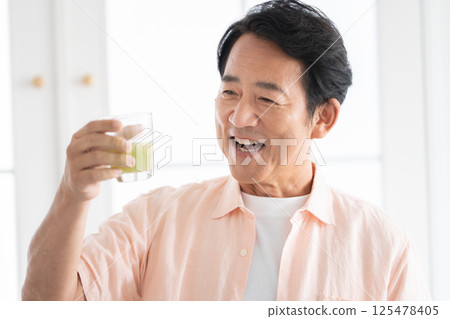 男性喝綠汁 125478405