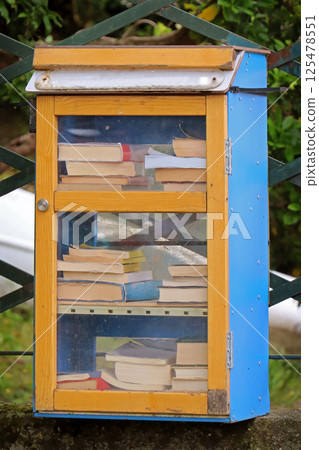Books inside metal shelf 125478551