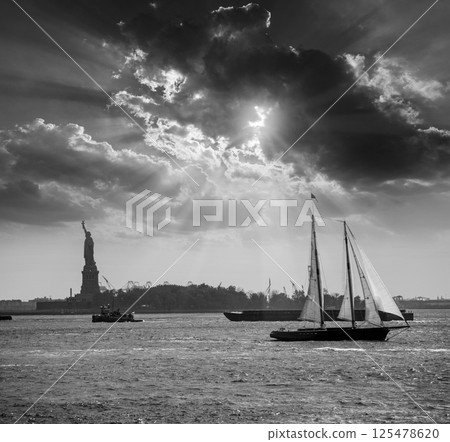 New York sailboat sunset and Statue of Liberty New York sailboat sunset and Statue of Liberty 125478620