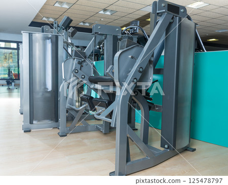 Gym indoor with nobody with cuadriceps machine Gym indoor with nobody with cuadriceps machine 125478797
