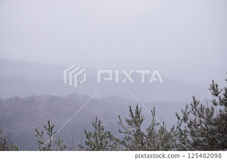 降雪期間的山脈 降雪期間的山脈 125482098