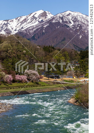 春天的水上溫泉:從諏訪峽散步道眺望利根川和谷川山 春天的水上溫泉:從諏訪峽散步道眺望利根川和谷川山 125482613
