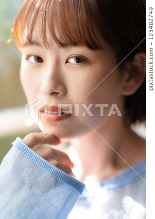 一個留著女性化短鮑伯的年輕女子 125482749