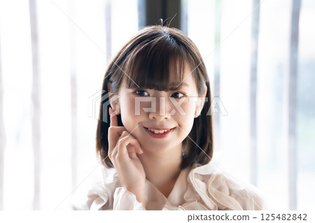 一個年輕的女人，聽聽音樂 125482842