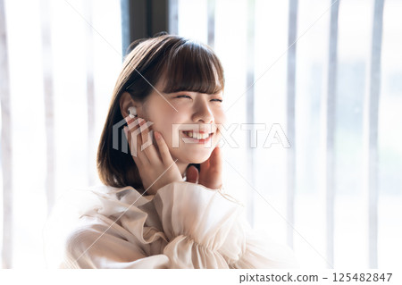 A young woman listening to music 125482847