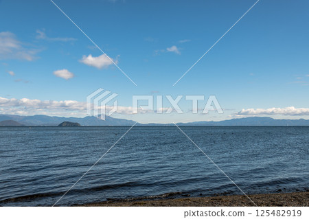 [Chikubushima Island seen from Lake Biwa in the depths, with a sandy beach] 125482919