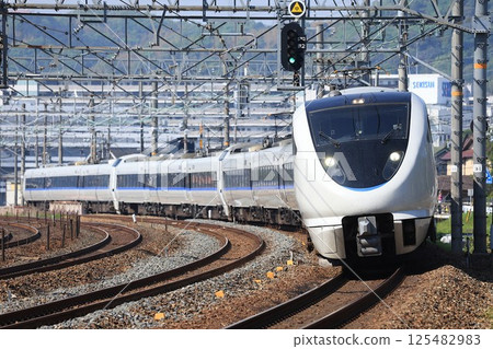 [JR West] 683 Series 8000 Series + 681 Series Limited Express "Thunderbird" (JR Kyoto Line: Shimamoto - Yamazaki) 125482983