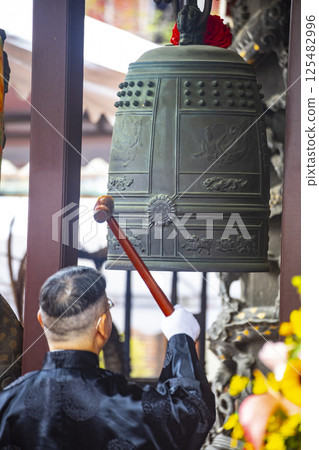 虔誠的一刻，鼓聲和鐘聲 125482996