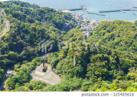 [Futtsu City, Chiba Prefecture] View of the Nokogiriyama Ropeway and Kanaya Fishing Port from Nokogiriyama 125483618