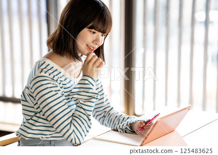 使用平板電腦學習的年輕女性 125483625