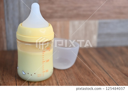 帶牛奶的嬰兒奶瓶 125484037