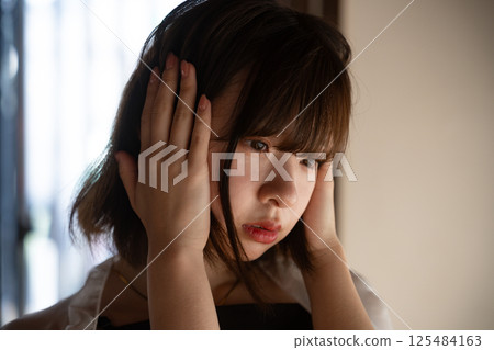 一名年輕女子頭部不安 125484163
