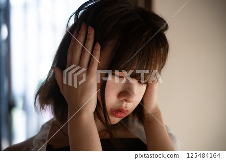 一名年輕女子頭部不安 125484164