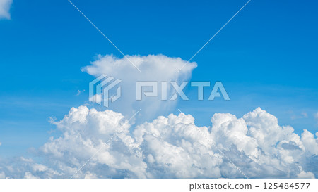 蔚藍的天空中漂浮著雄偉的雲海與積雨雲 125484577