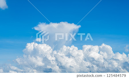 蔚藍的天空中漂浮著雄偉的雲海與積雨雲 蔚藍的天空中漂浮著雄偉的雲海與積雨雲 125484579