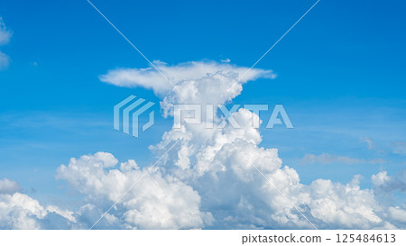蔚藍的天空中漂浮著雄偉的雲海與積雨雲 蔚藍的天空中漂浮著雄偉的雲海與積雨雲 125484613