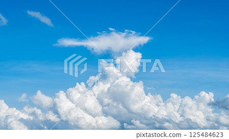 蔚藍的天空中漂浮著雄偉的雲海與積雨雲 蔚藍的天空中漂浮著雄偉的雲海與積雨雲 125484623