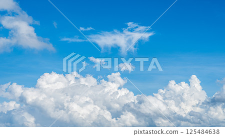 蔚藍的天空中漂浮著雄偉的雲海與積雨雲 125484638