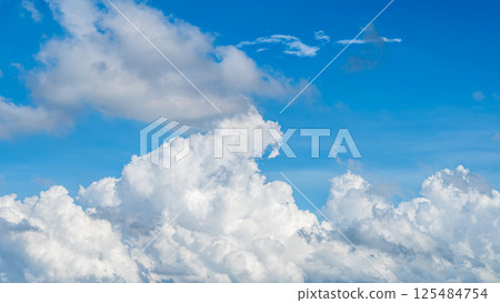蔚藍的天空中漂浮著雄偉的雲海與積雨雲 蔚藍的天空中漂浮著雄偉的雲海與積雨雲 125484754