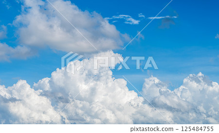 蔚藍的天空中漂浮著雄偉的雲海與積雨雲 125484755