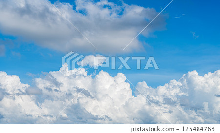 蔚藍的天空中漂浮著雄偉的雲海與積雨雲 蔚藍的天空中漂浮著雄偉的雲海與積雨雲 125484763