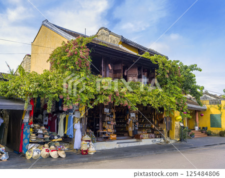 Streets of Hoi An Old Town, Vietnam 125484806