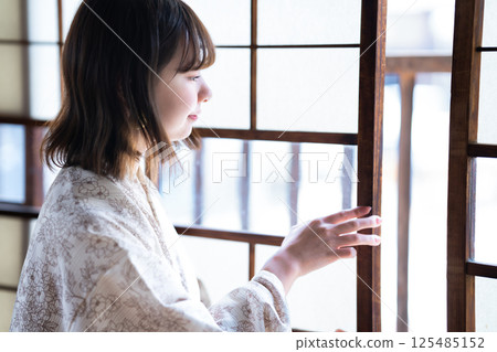 A young woman in a yukata 125485152