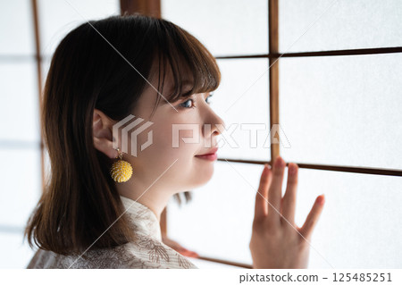 浴衣的一名年輕女子 125485251