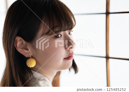 浴衣的一名年輕女子 125485252