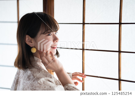 A young woman in a yukata 125485254