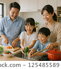 和家人一起享受烹飪的樂趣（廚房場景） 125485589