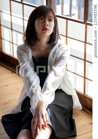 一位酷酷的年輕女子在日式房間休息 125485596