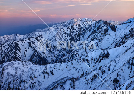 日落時分北阿爾卑斯山的白雪皚皚的山峰 125486106