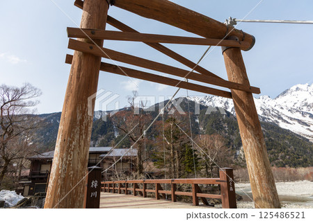 Quiet Kamikochi in spring before the mountain opens. Kappa Bridge, the Hotaka mountain range, and the Azusa River. 125486521