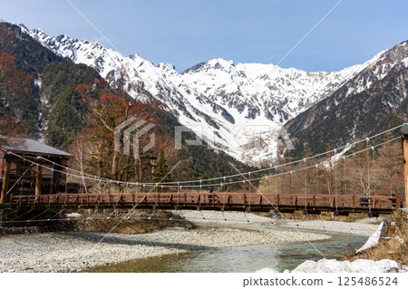 春季山開前，上高地靜謐無比。河童橋、穗高山脈、梓川。 125486524