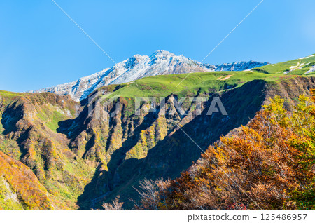 山形縣鳥海山 ～山頂白雪皚皚，山腳紅葉繽紛～ 125486957