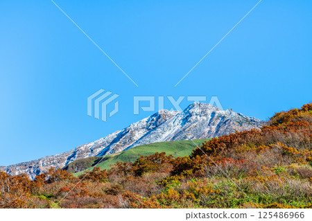 山形縣鳥海山 ~山頂白雪皚皚,山腳紅葉繽紛~ 山形縣鳥海山 ~山頂白雪皚皚,山腳紅葉繽紛~ 125486966