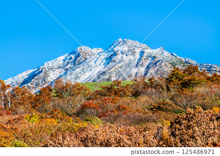 山形縣鳥海山 ～山頂白雪皚皚，山腳紅葉繽紛～ 125486971