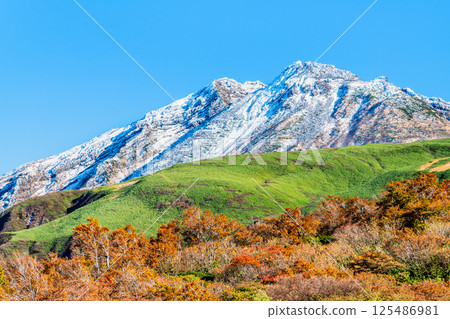 山形縣鳥海山 ~山頂白雪皚皚,山腳紅葉繽紛~ 山形縣鳥海山 ~山頂白雪皚皚,山腳紅葉繽紛~ 125486981