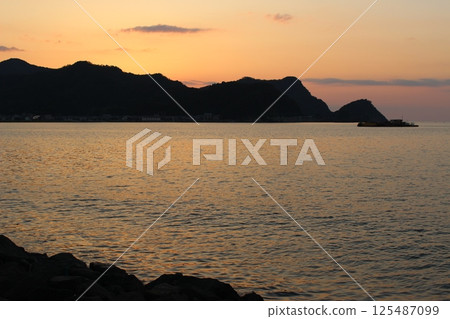 美麗的夕陽天空和大海，霞海岸，日本海 125487099