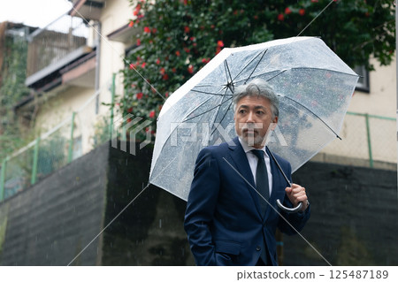 一個男人用一把雨傘 125487189