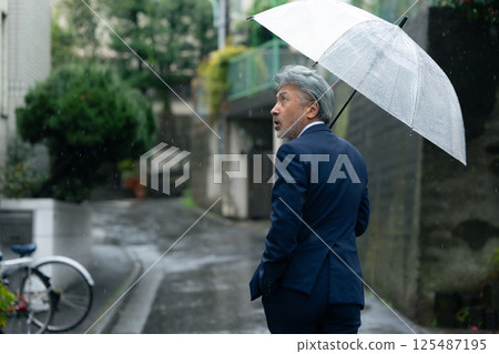 一個男人用一把雨傘 125487195